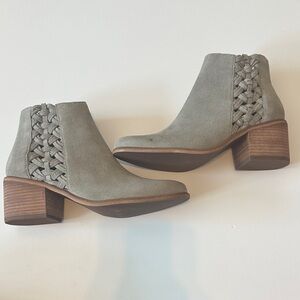 BP. Genuine Leather Suede Ankle Boots Light Gray Wooden Heels Comfy Stylish 7.5